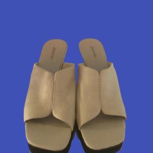 Genuine  Tan Light Beige Leather Sandals Size 9 (Flaw)